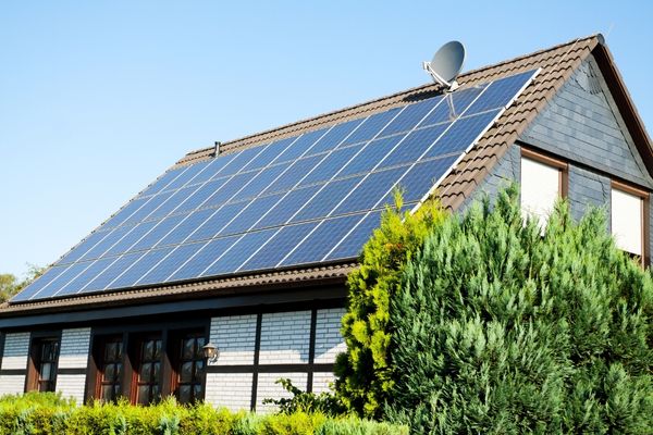A definição do arranjo fotovoltaico é uma das etapas mais importantes na instalação de um sistema de energia solar.
