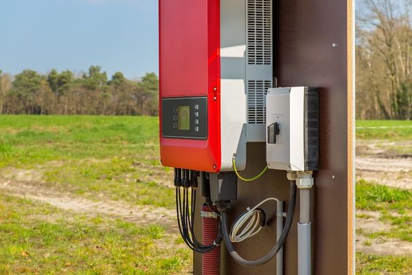 Ao escolher o local para a instalação do inversor, é necessário levar em consideração três principais fatores: o ambiente, o espaço disponível e a distância dos painéis solares.