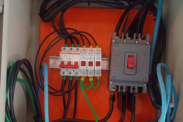 A sua principal função é proteger os painéis solares e os cabos conectados a eles, garantindo a segurança do sistema como um todo.