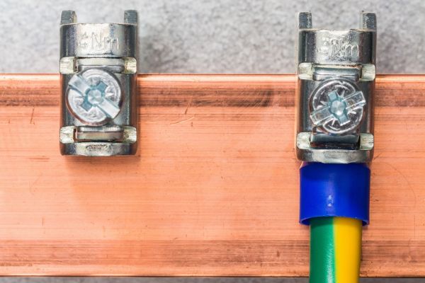 o aterramento é um sistema que tem como principal função garantir a segurança das pessoas e equipamentos em caso de falhas elétricas, como sobrecargas, curtos-circuitos e descargas atmosféricas. O aterramento consiste em uma conexão elétrica com o solo, que tem como objetivo fornecer um caminho de menor resistência para a corrente elétrica em caso de falha, evitando que a corrente elétrica percorra outras partes do sistema, como a carcaça de equipamentos ou as pessoas que estejam em contato com a estrutura.