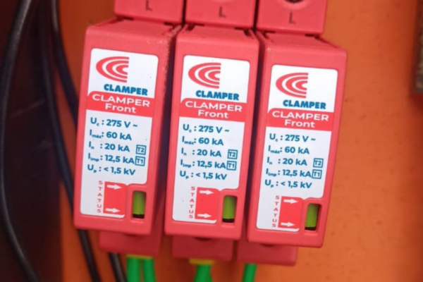 A sobretensão em sistemas de baixa tensão pode ser causada por várias razões, como descargas atmosféricas, manobras de chaveamento na rede elétrica, falhas em transformadores, entre outras.