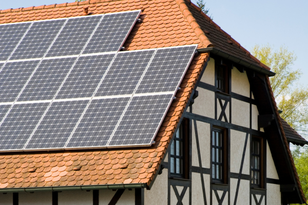 Investir em energia solar não apenas contribui para a preservação do meio ambiente, mas também proporciona uma redução significativa de custos a longo prazo e oferece segurança no abastecimento de energia.