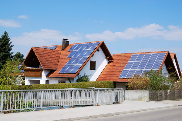 Descubra por que a energia solar está ganhando popularidade no Brasil, com 2 milhões de sistemas instalados no primeiro semestre de 2023. Saiba os motivos pelos quais cada vez mais pessoas estão optando por produzir sua própria energia solar.